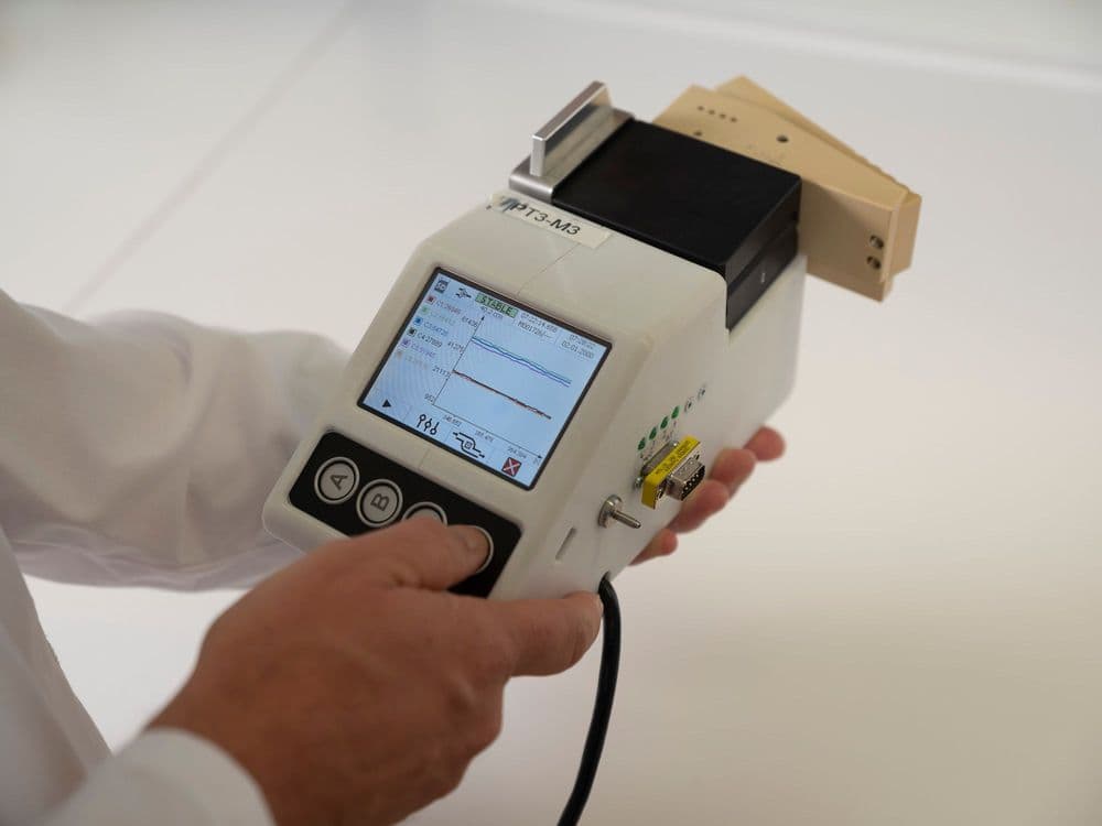 Kaum größer als ein Schuhkarton: Mobiler Sensor für Sprengstoffe