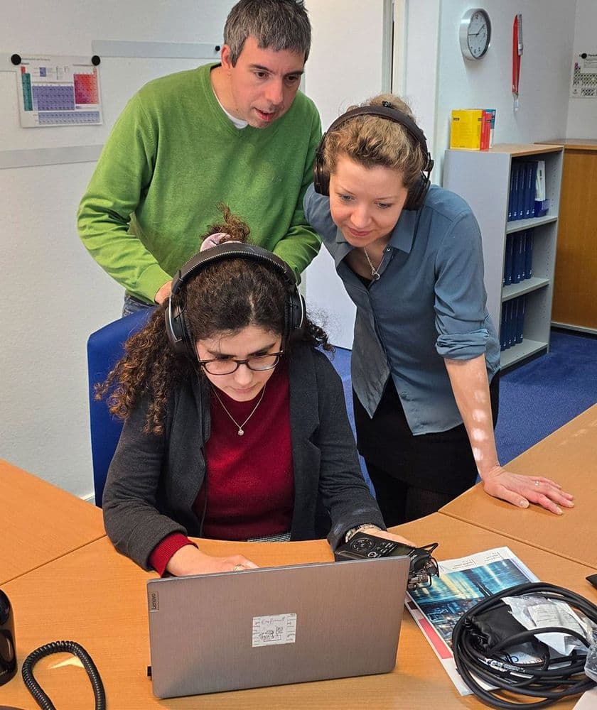 Am Praktikantinnenschreibtisch in der Redaktion