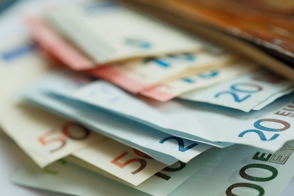 Bonuszahlungen in Großunternehmen um mehr als die Hälfte gesunken